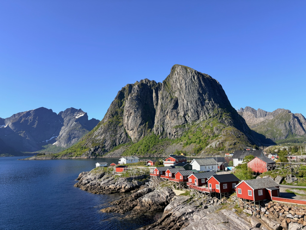 📍Hamnøy Viewpoint(經典紅色木屋觀景橋)