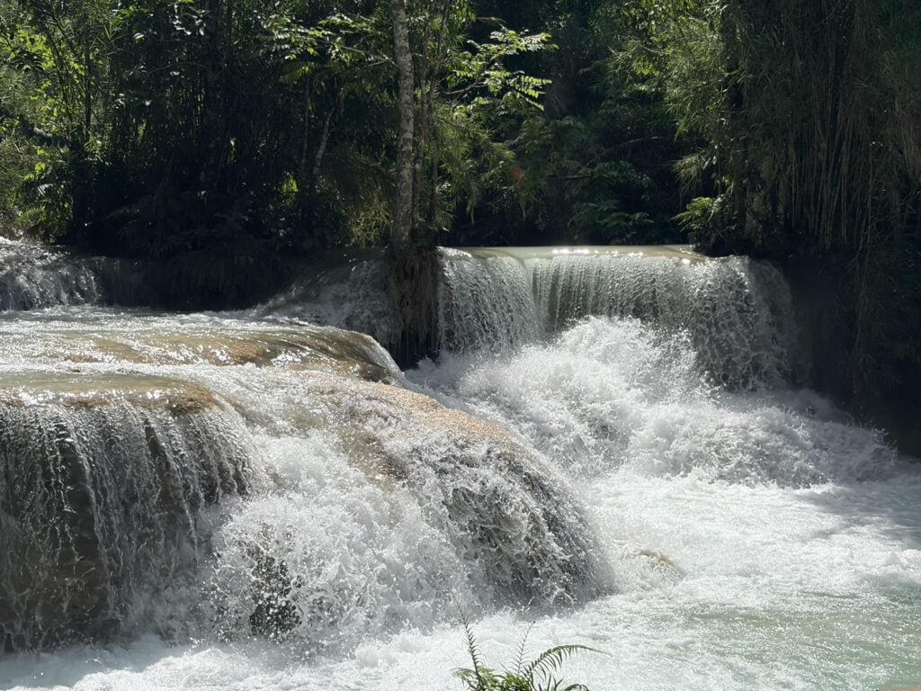 關西瀑布 Tat Kuang Si Waterfalls