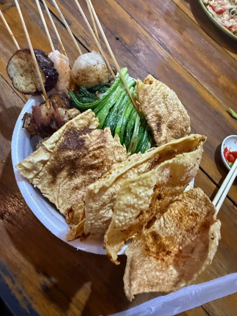 Ajam Mora Restaurant 對面的烤攤 這碗共 LAK 70,000 ( NT$ 100 )